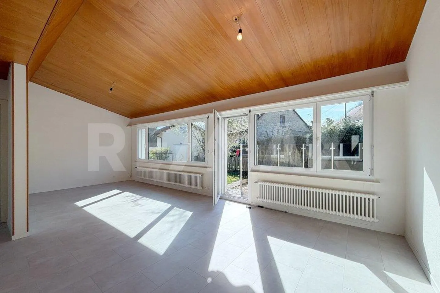 Maison individuelle - petite, fine et bien entretenue - Photo 3 sur 13