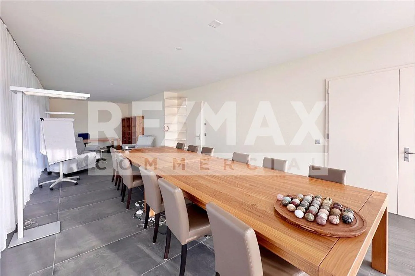 Un lieu avec impact : espace commercial avec style et potentiel - Photo 2 sur 13