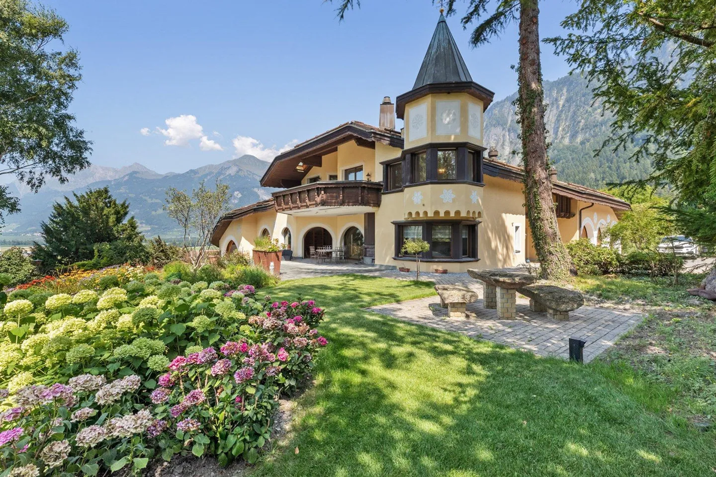 Villa esclusiva con piscina e giardino squisito - Foto 1 di 4