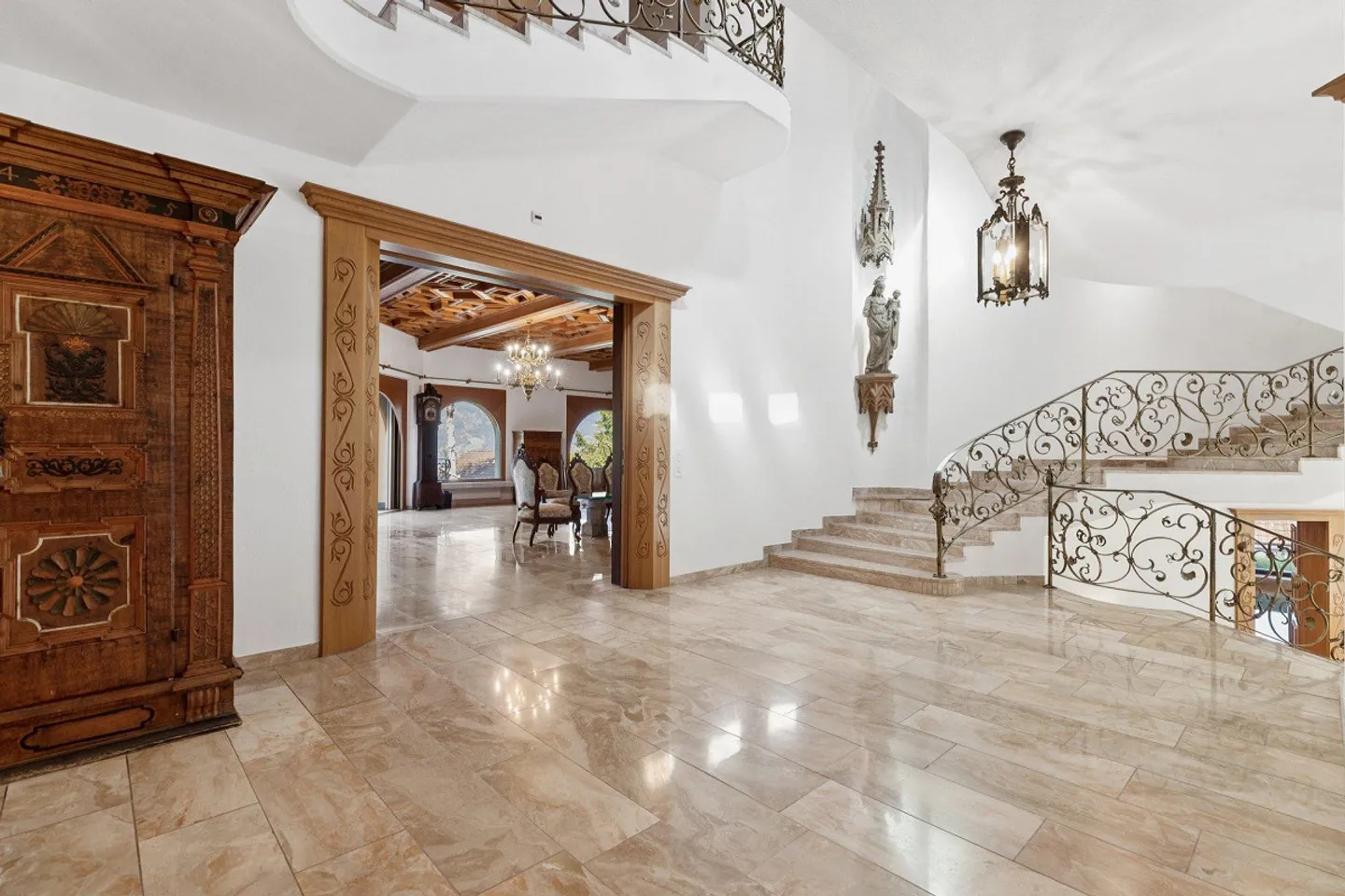Villa esclusiva con piscina e giardino squisito - Foto 2 di 4