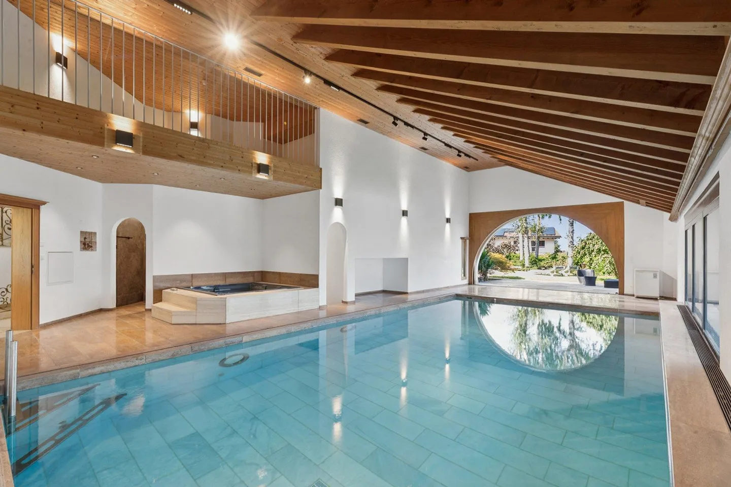 Villa esclusiva con piscina e giardino squisito - Foto 3 di 4