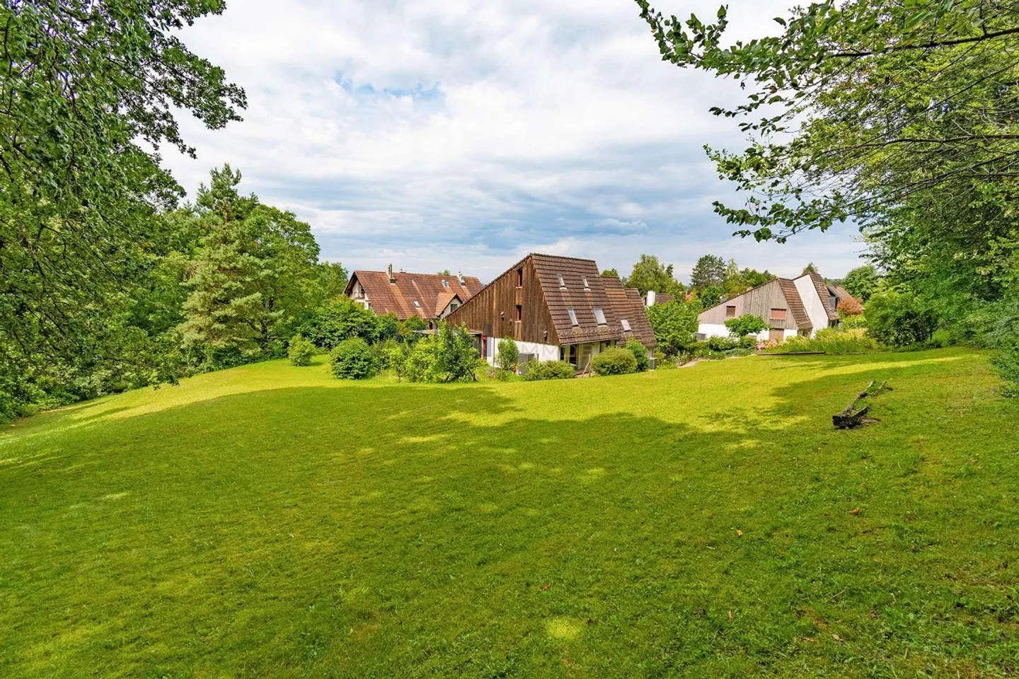 House in prime location with large garden - Photo 2 of 12