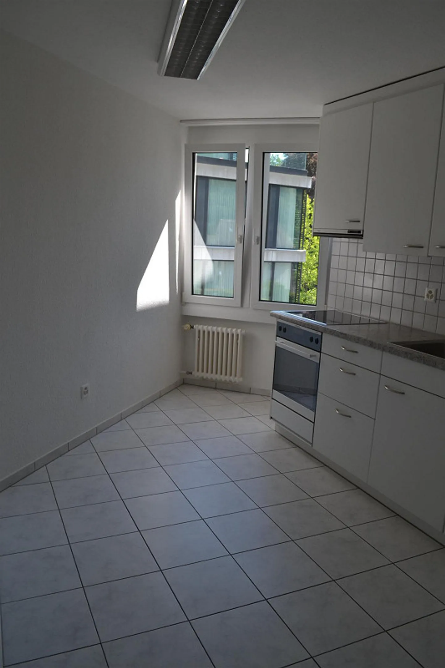 Bright 5-room apartment with balcony and lake proximity in tax-friendly Hergiswil - Photo 2 of 12