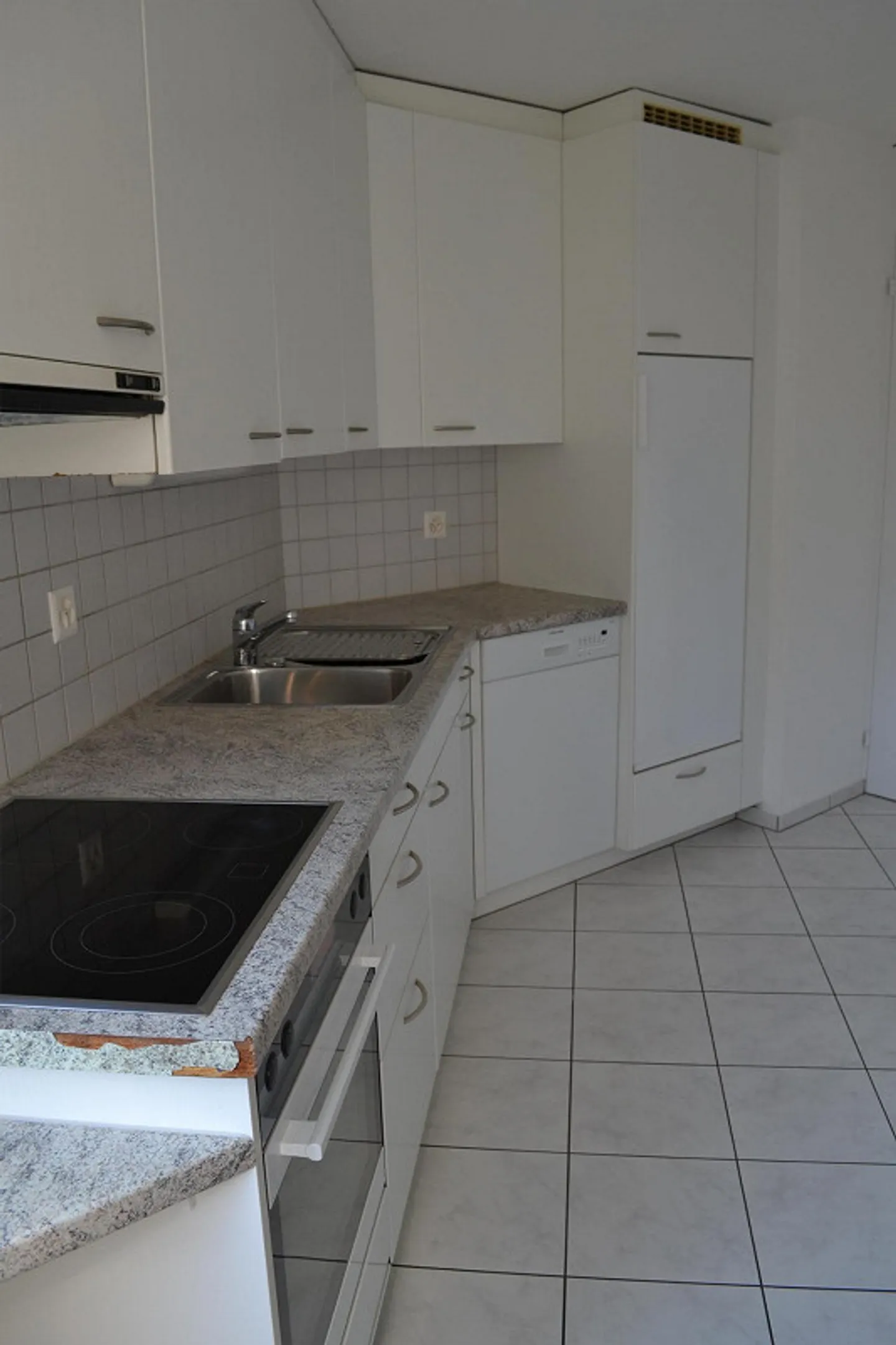 Bright 5-room apartment with balcony and lake proximity in tax-friendly Hergiswil - Photo 3 of 12