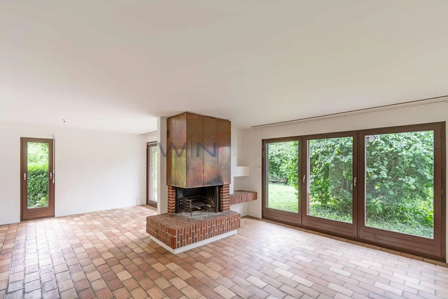 House in prime location with large garden - Photo 3 of 12