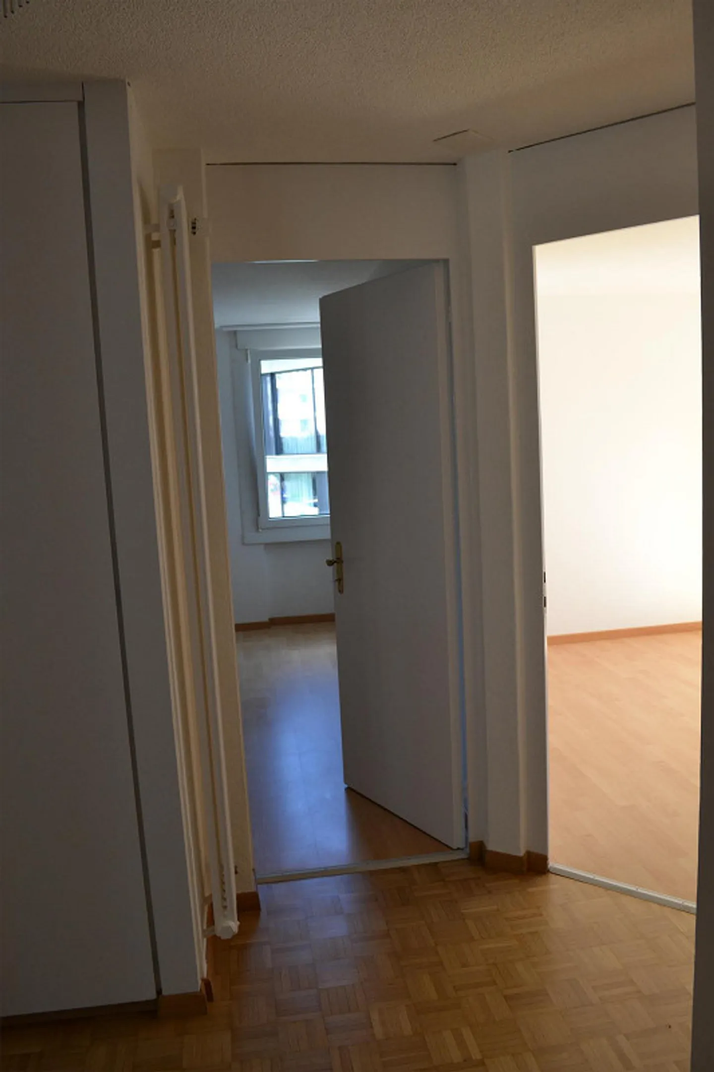 Bright 5-room apartment with balcony and lake proximity in tax-friendly Hergiswil - Photo 5 of 12