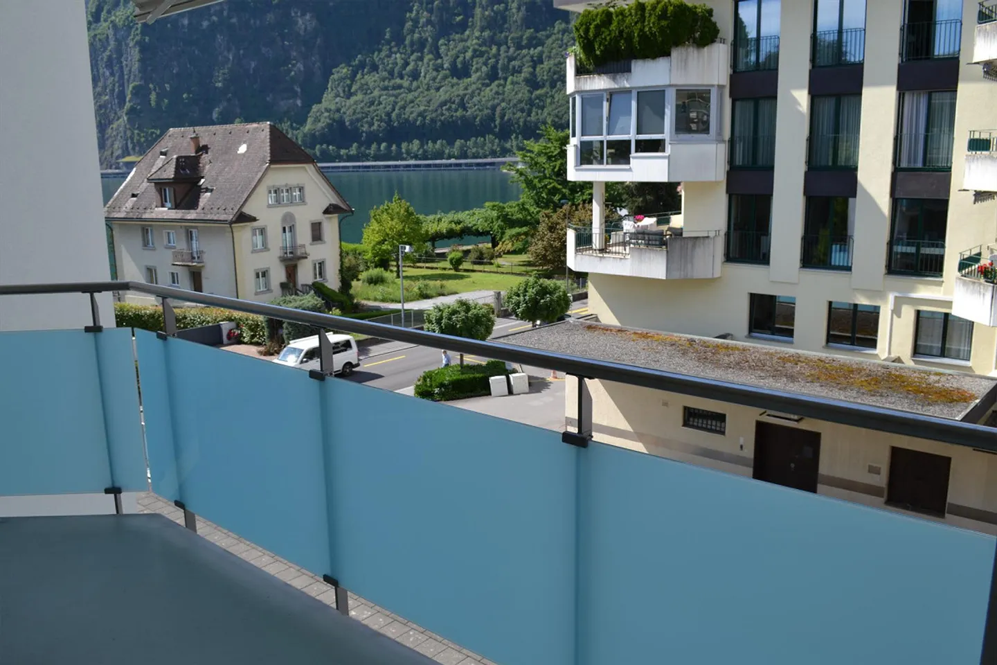 Bright 5-room apartment with balcony and lake proximity in tax-friendly Hergiswil - Photo 1 of 12
