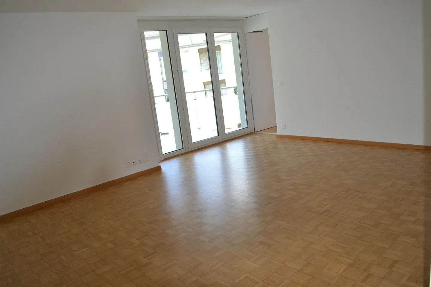 Bright 5-room apartment with balcony and lake proximity in tax-friendly Hergiswil - Photo 6 of 12