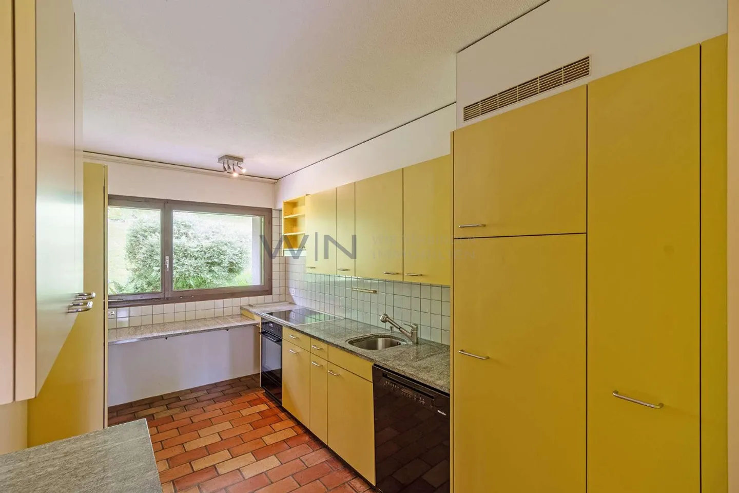 House in prime location with large garden - Photo 5 of 12