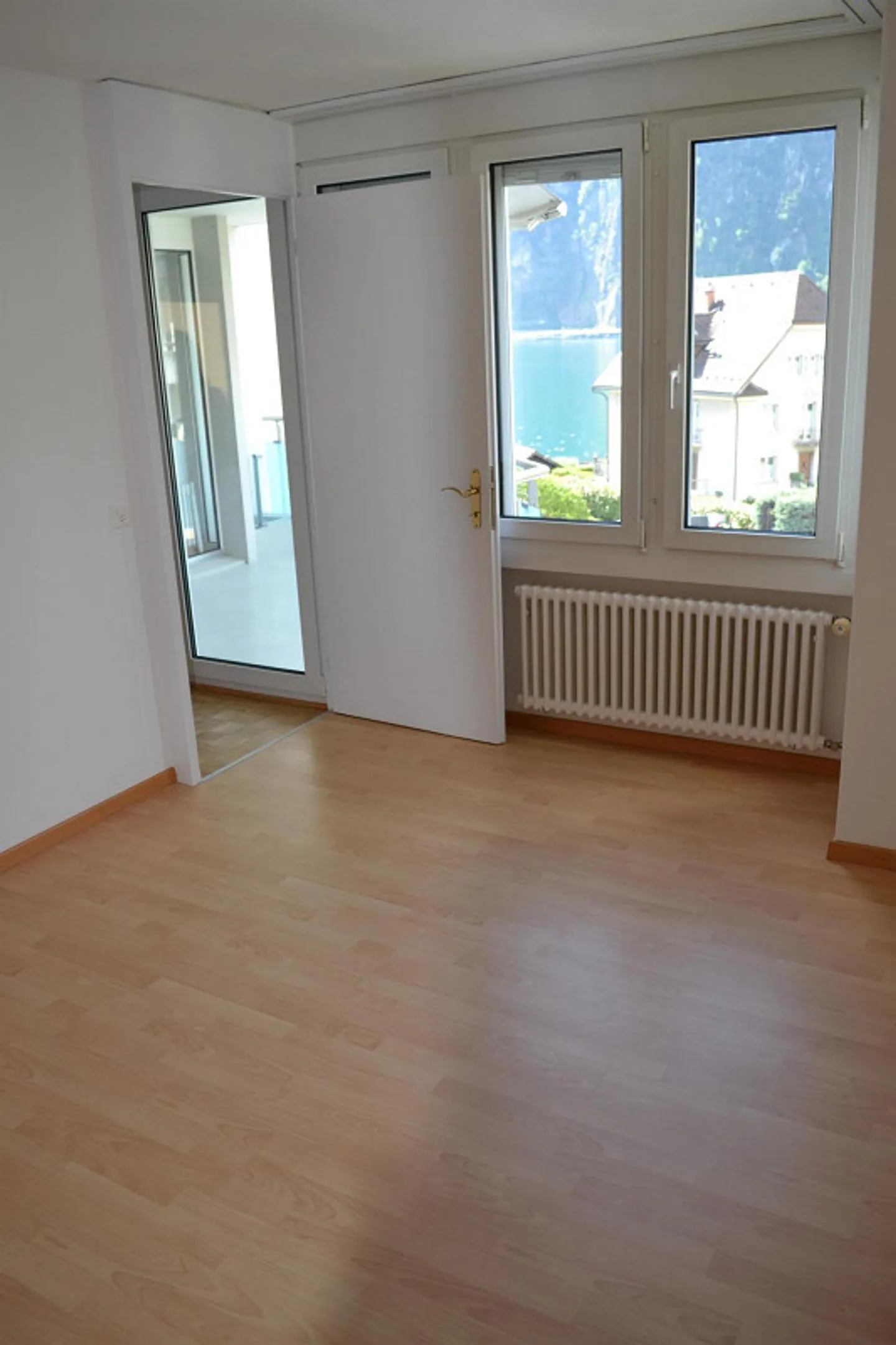 Bright 5-room apartment with balcony and lake proximity in tax-friendly Hergiswil - Photo 7 of 12