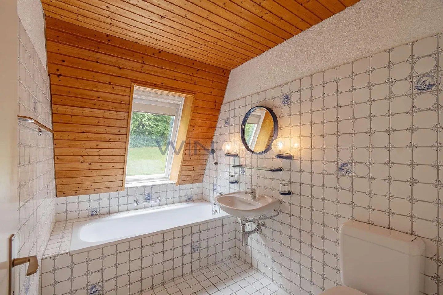 House in prime location with large garden - Photo 8 of 12