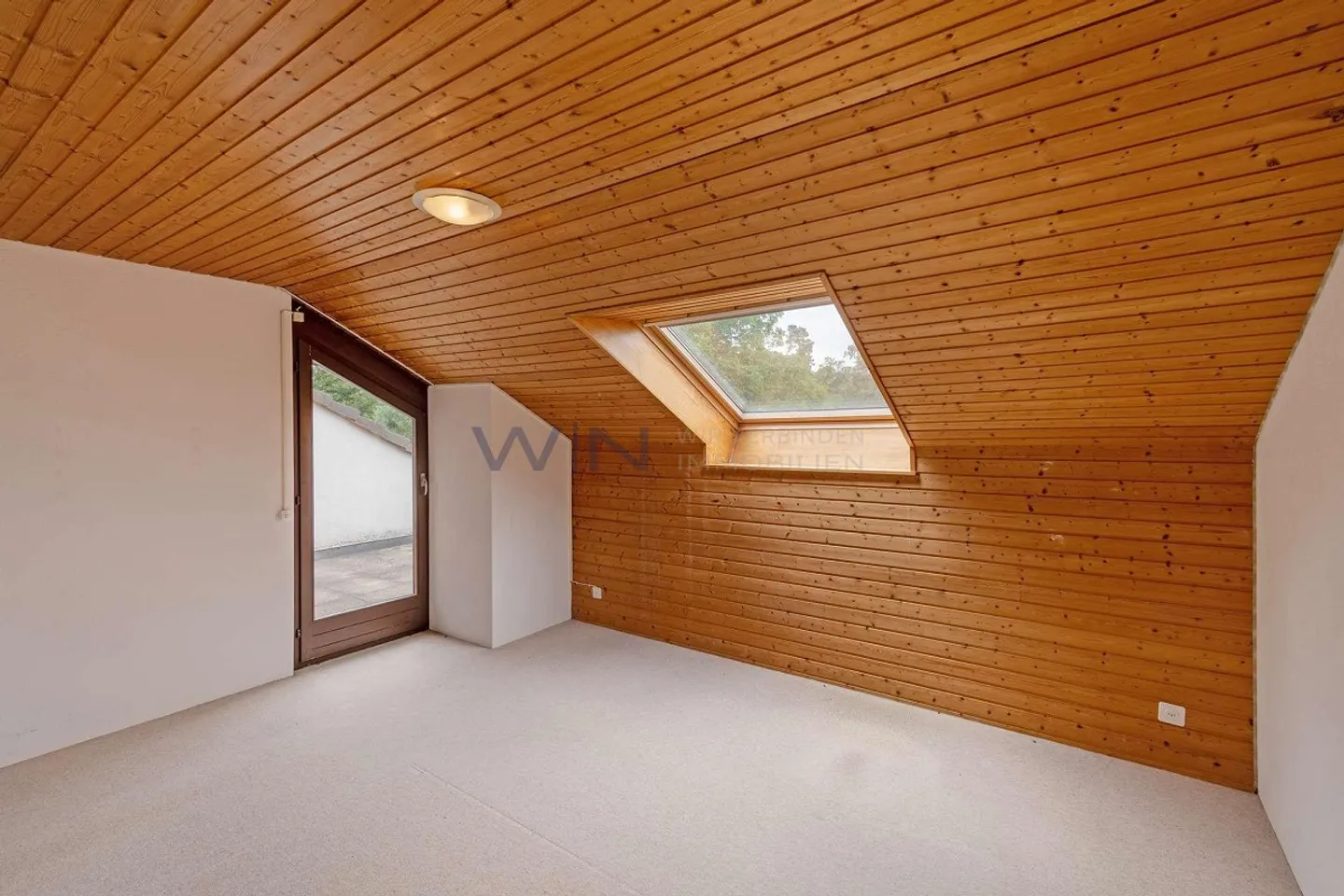 House in prime location with large garden - Photo 9 of 12