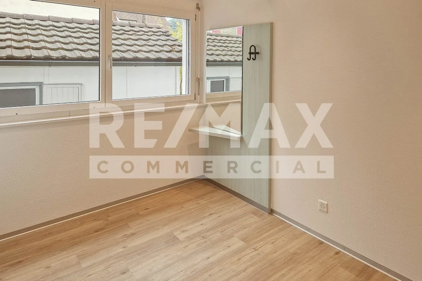 In a central location - bright, modern office space / practice for rent - Photo 3 of 7