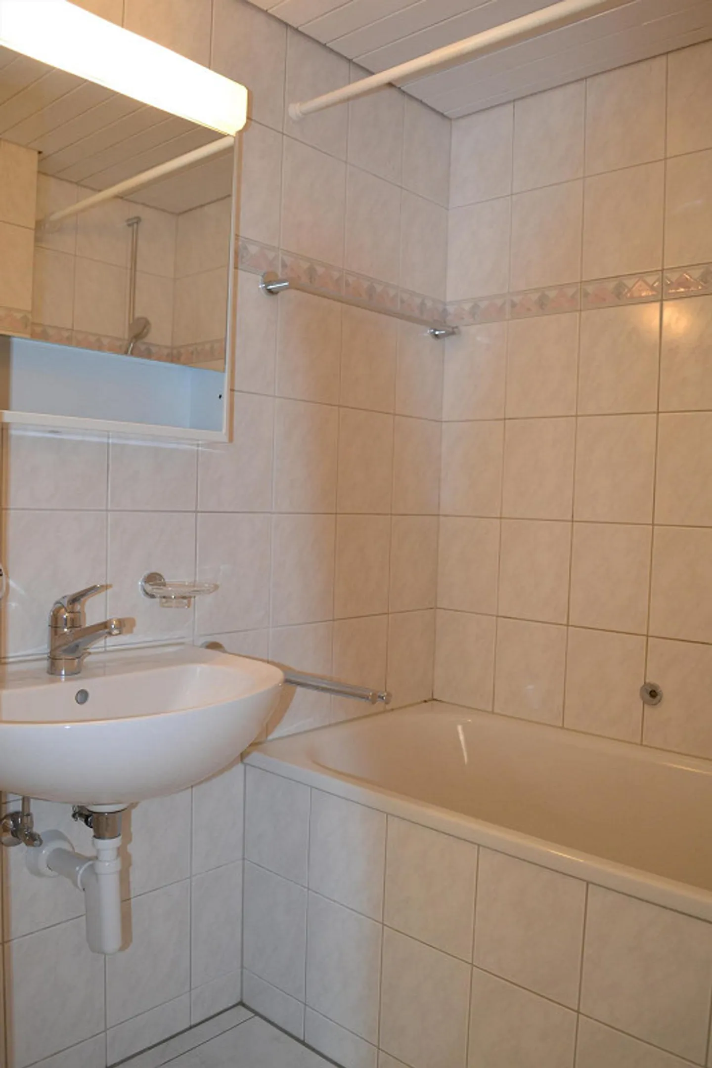 Bright 5-room apartment with balcony and lake proximity in tax-friendly Hergiswil - Photo 11 of 12
