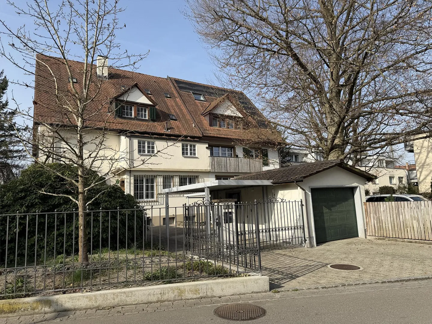 Charmantes 10 Zi. Stadthaus an bester Lage von Riehen mit Traumgarten - Photo 2 sur 15