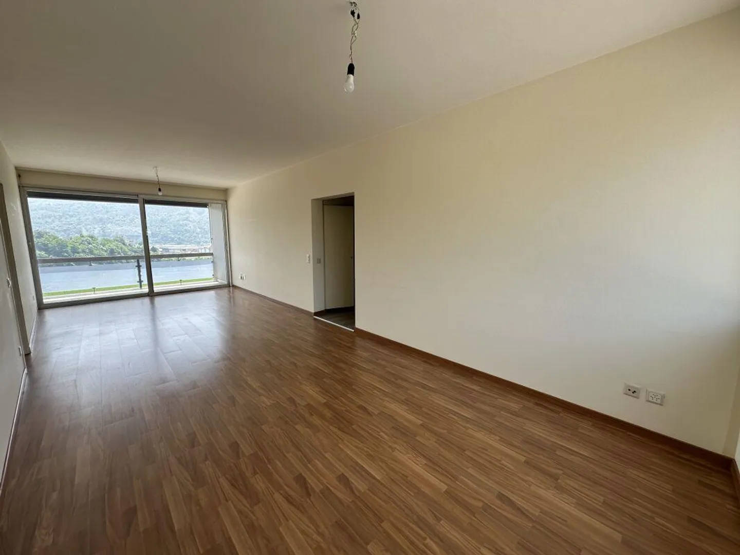 Appartement avec 3,5 pièces, cuisine séparée et balcon - Photo 2 sur 8