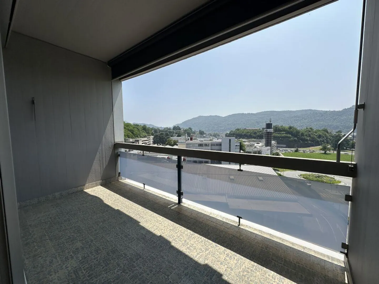 Appartement avec 3,5 pièces, cuisine séparée et balcon - Photo 3 sur 8