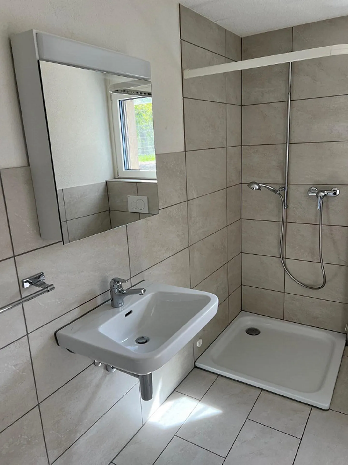 Appartamento di 2,5 stanze al piano interrato incluso riscaldamento, elettricità, acqua - Foto 4 di 8