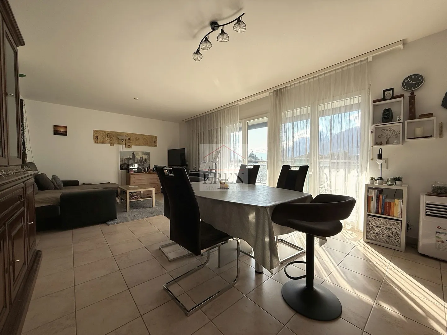 Appartement Charmant avec Terrasse - Photo 2 sur 13