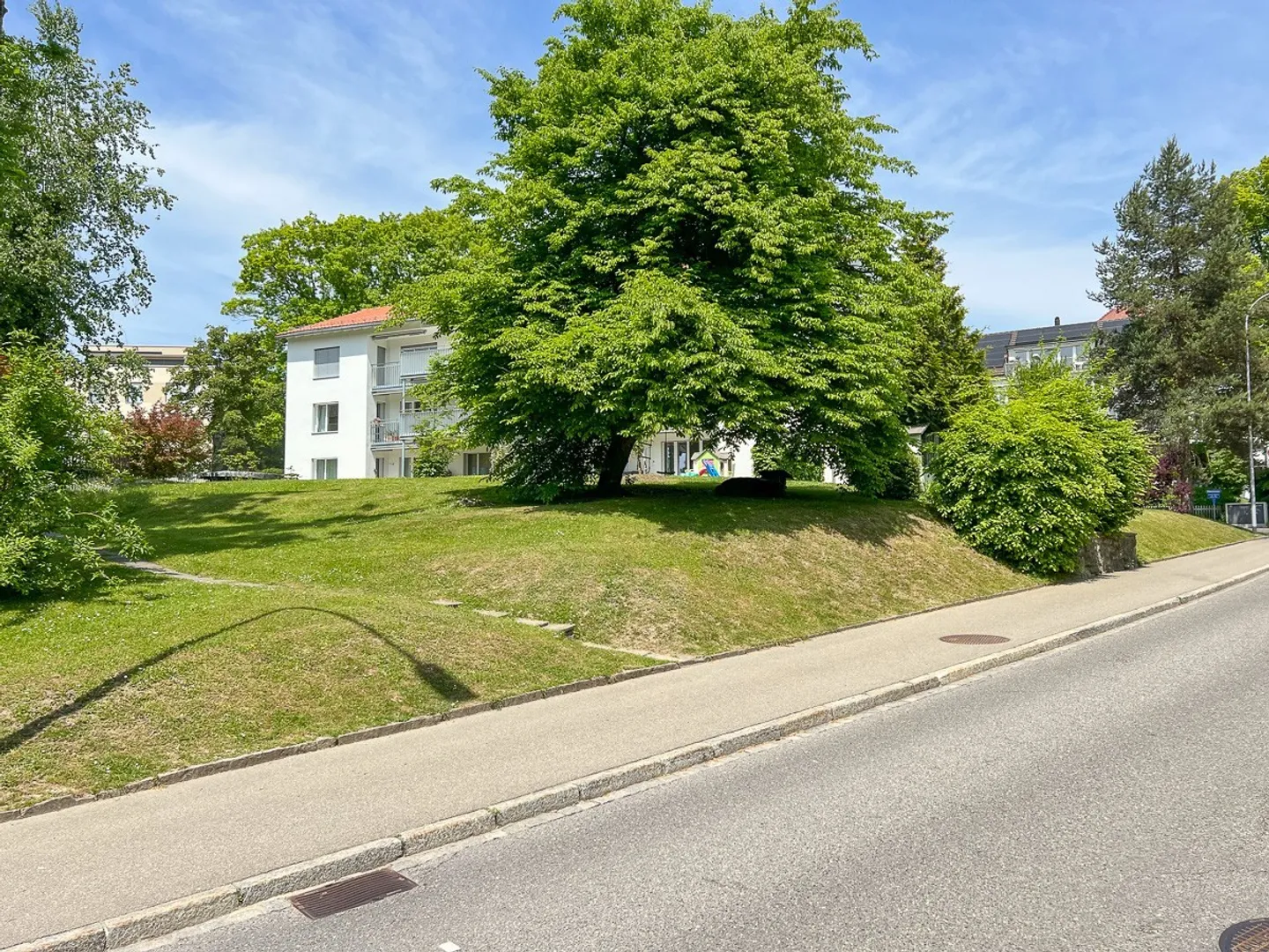 Multi-family house on spacious property - Photo 6 of 10