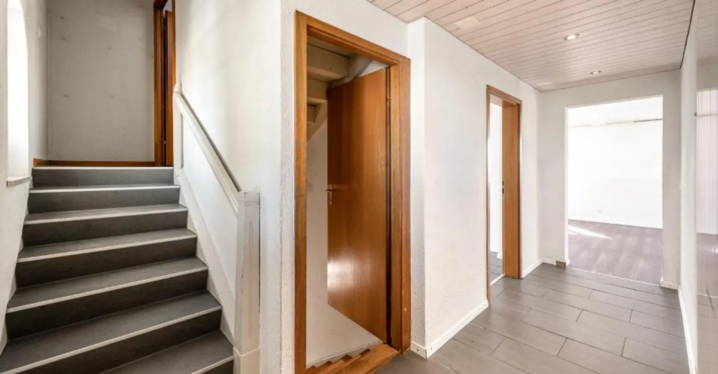 Spannendes Einfamlienhaus zur vielseitigen Nutzung geeignet - Photo 4 of 12