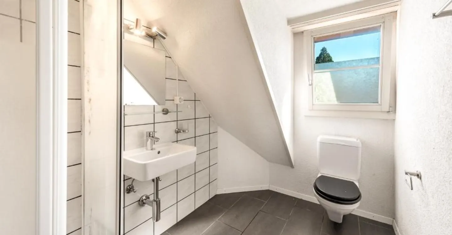 Spannendes Einfamlienhaus zur vielseitigen Nutzung geeignet - Photo 10 of 12