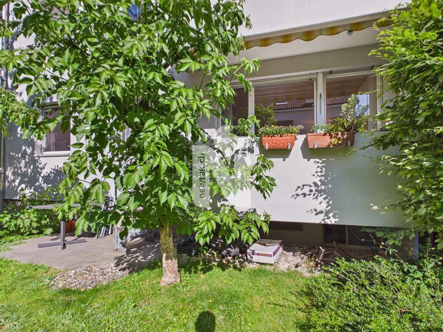 Family-friendly, sunny and well-kept with two balconies, garden... - Photo 1 of 13