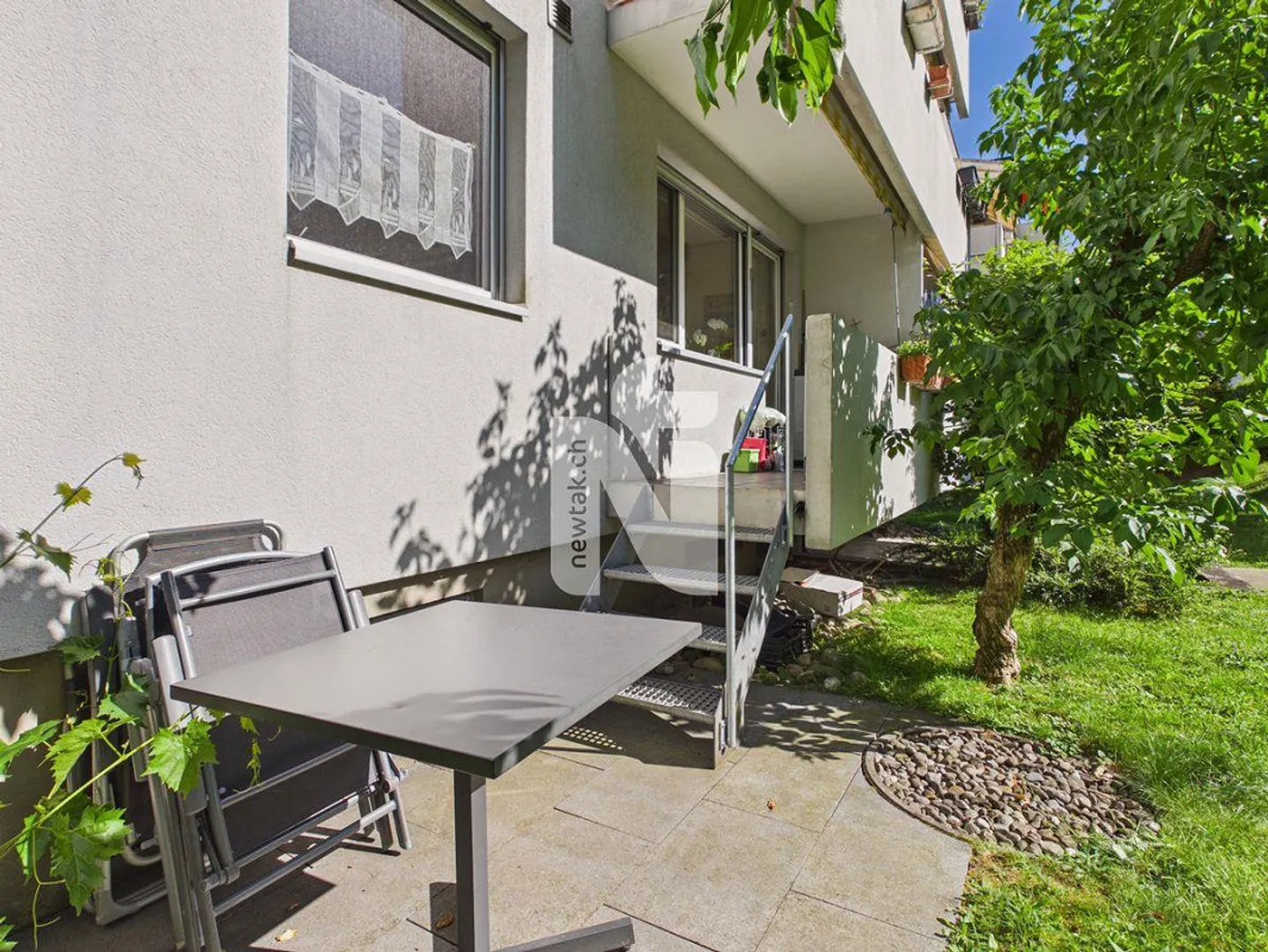 Family-friendly, sunny and well-kept with two balconies, garden... - Photo 3 of 13