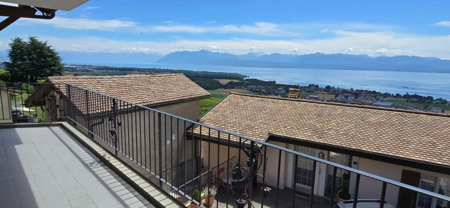 Beautiful Apartment 4.5 Rooms / 3 Bedrooms / Terrace with Lake and Mountain View - Photo 1 of 13