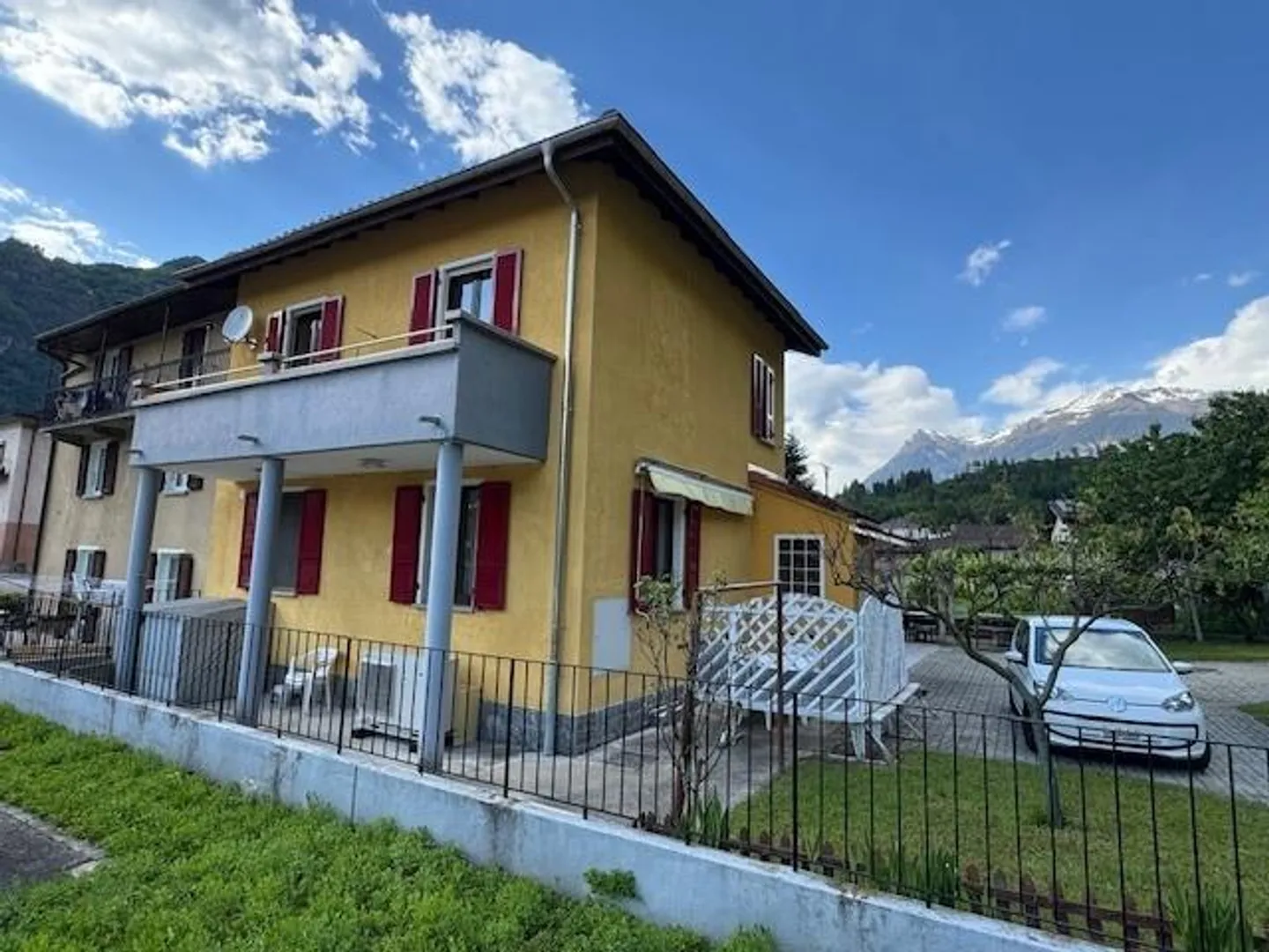 BIASCA - Einfamilienhaus mit großem Garten und 2 Garagen - Foto 2 von 17