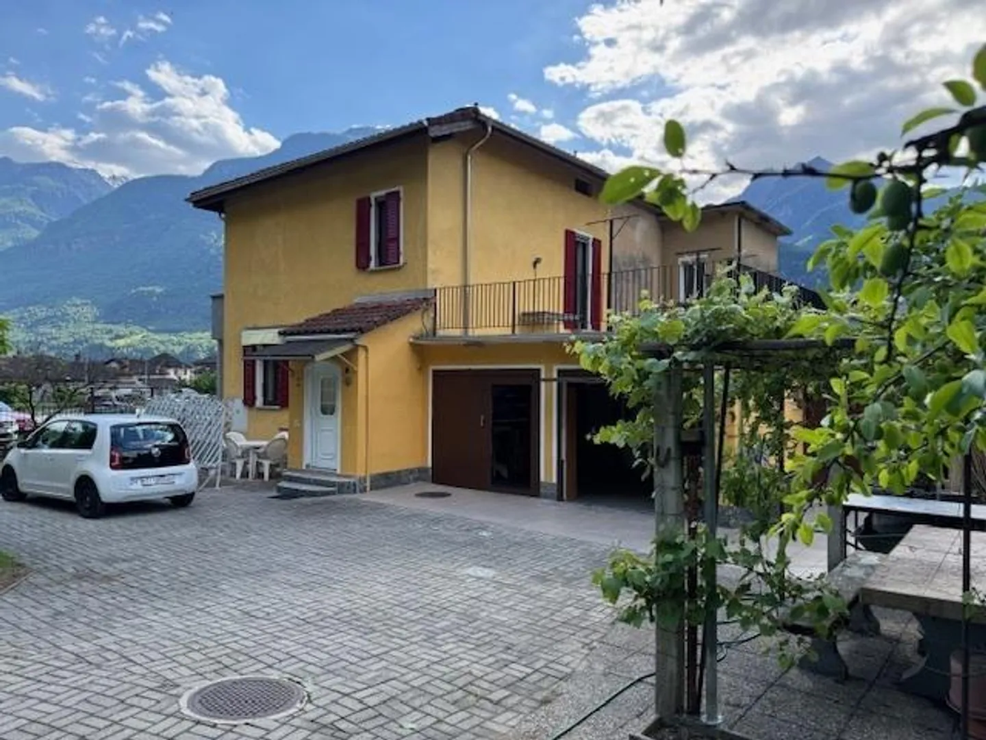BIASCA - Einfamilienhaus mit großem Garten und 2 Garagen - Foto 3 von 17