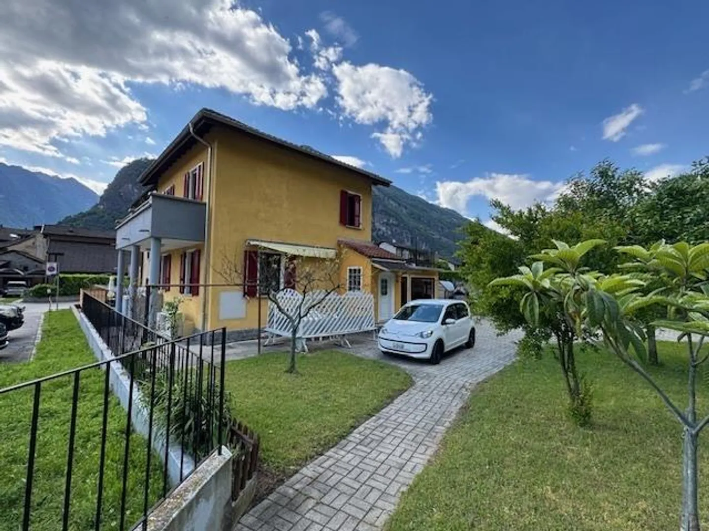 BIASCA - Einfamilienhaus mit großem Garten und 2 Garagen - Foto 1 von 17