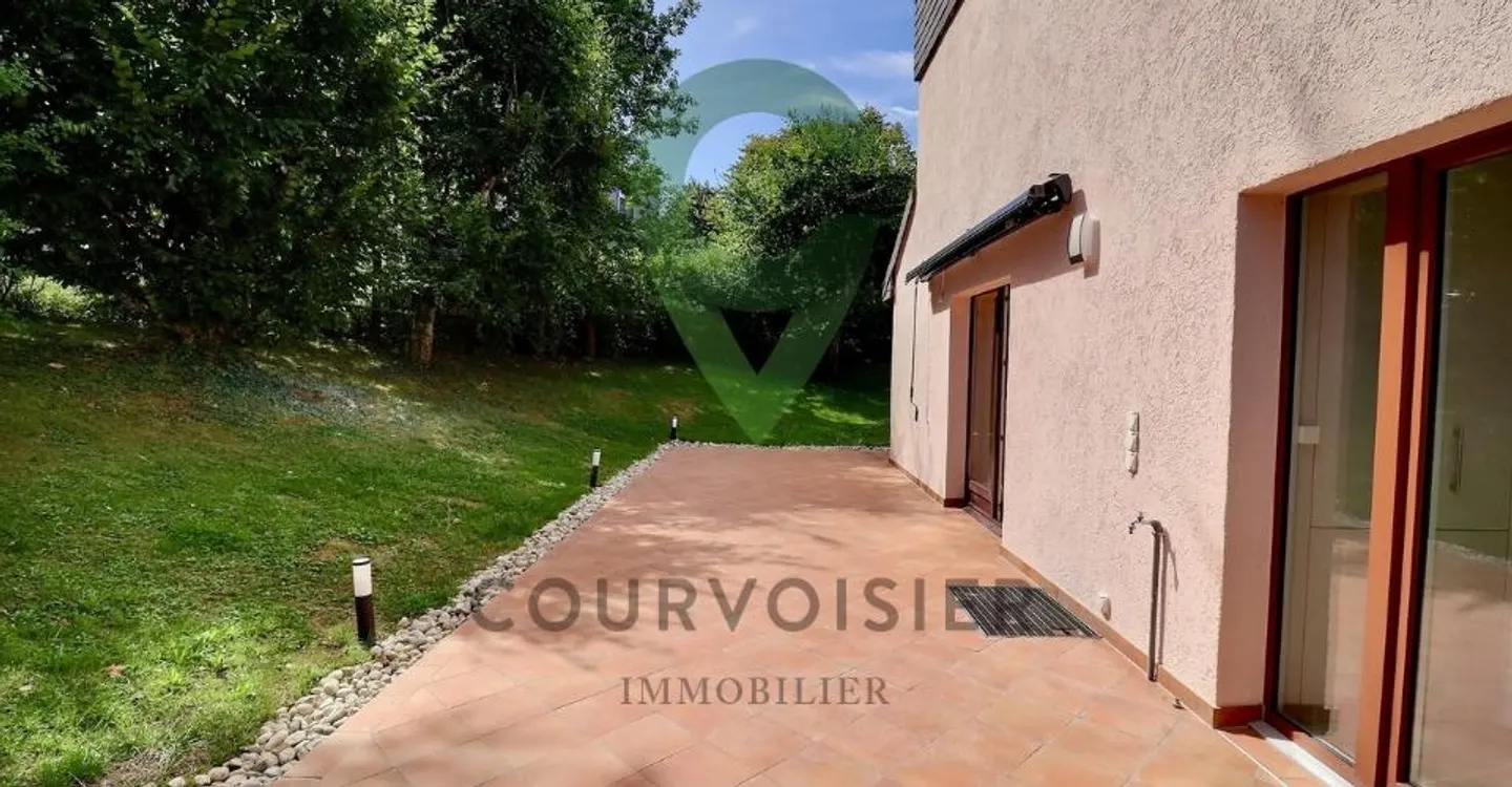 Triplex ristrutturato con giardino - Foto 4 di 13