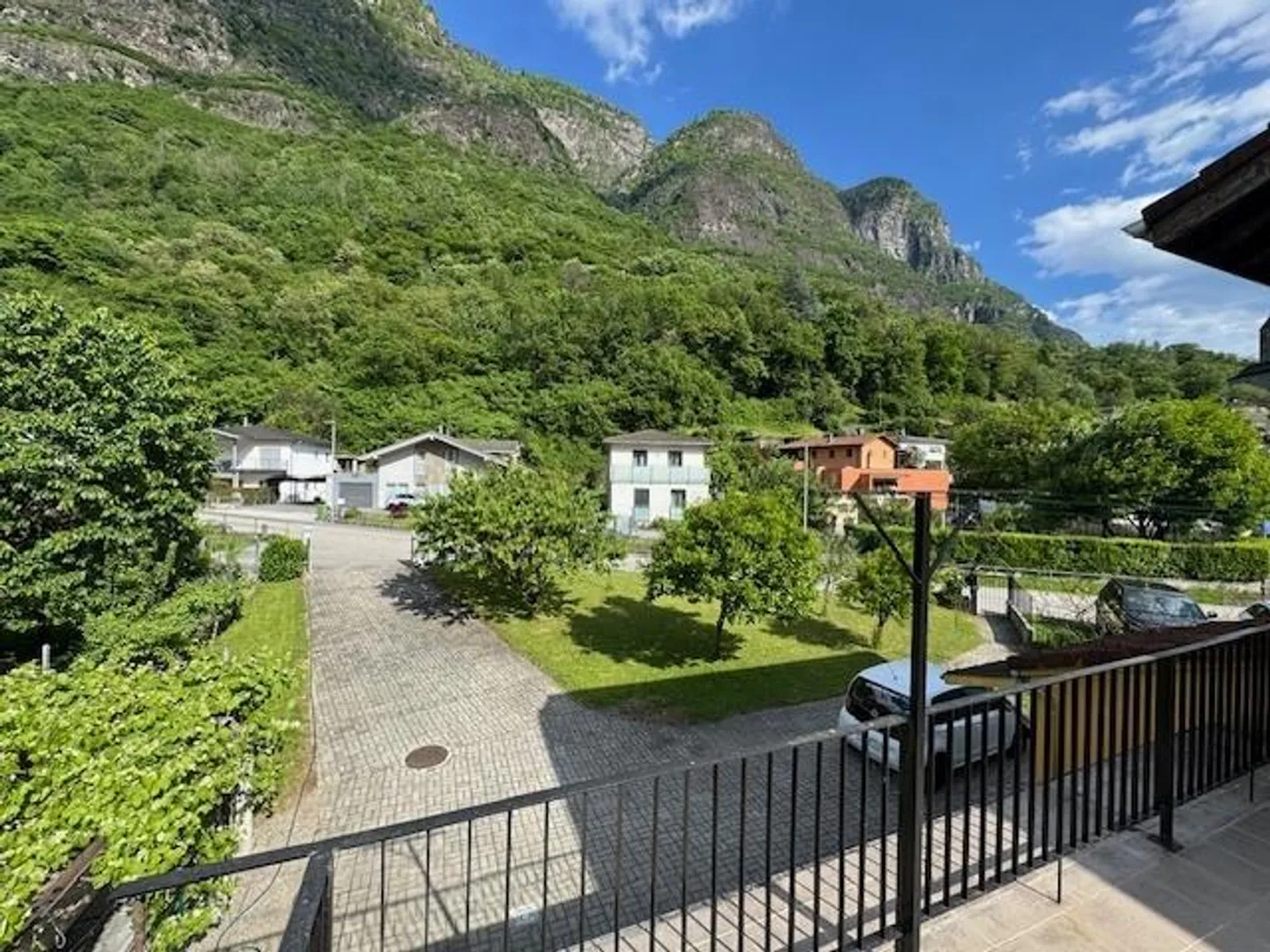 BIASCA - Einfamilienhaus mit großem Garten und 2 Garagen - Foto 10 von 17