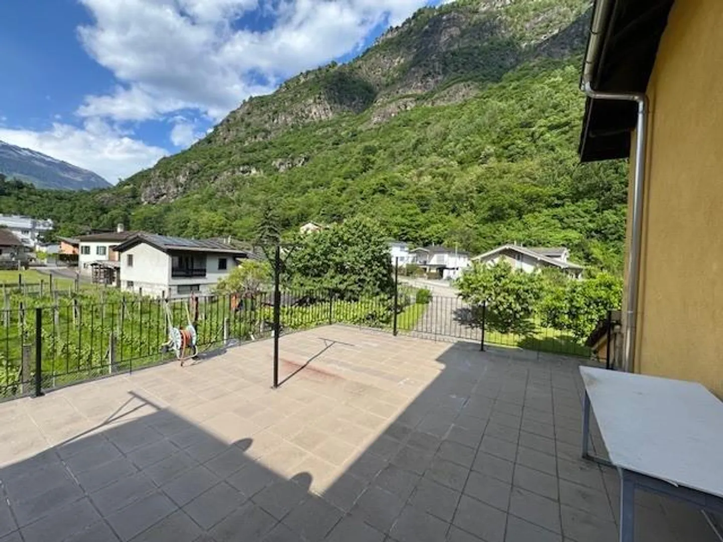 BIASCA - Einfamilienhaus mit großem Garten und 2 Garagen - Foto 13 von 17