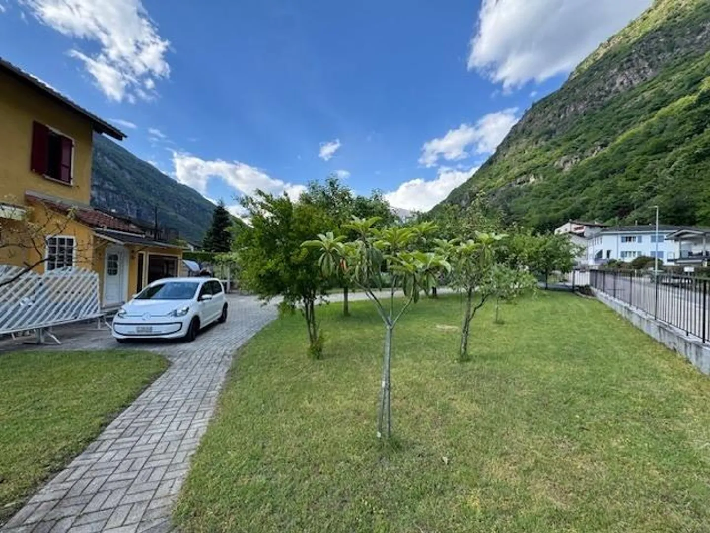 BIASCA - Einfamilienhaus mit großem Garten und 2 Garagen - Foto 15 von 17