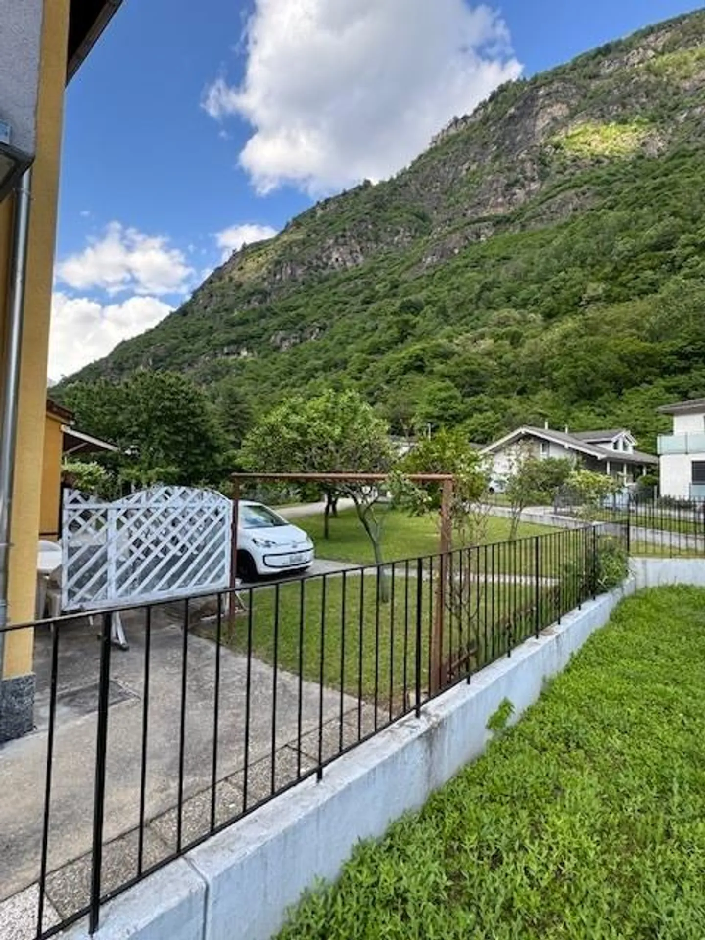 BIASCA - Einfamilienhaus mit großem Garten und 2 Garagen - Foto 16 von 17
