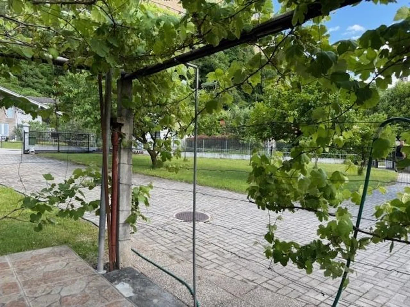 BIASCA - Einfamilienhaus mit großem Garten und 2 Garagen - Foto 17 von 17