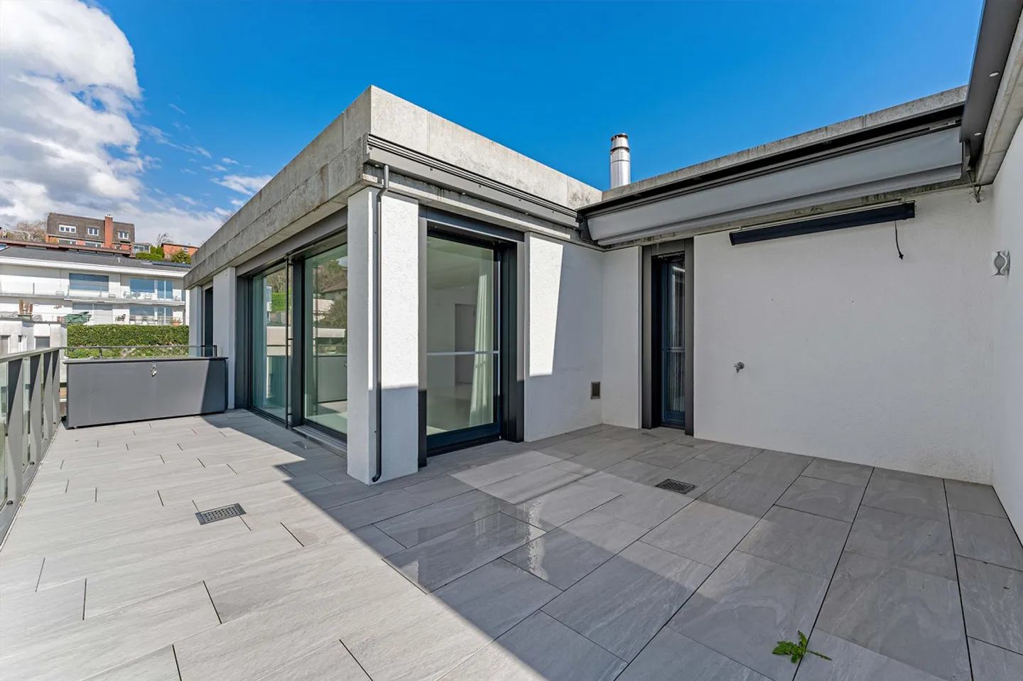 Exclusive living with plenty of privacy and panoramic views - Photo 8 of 11