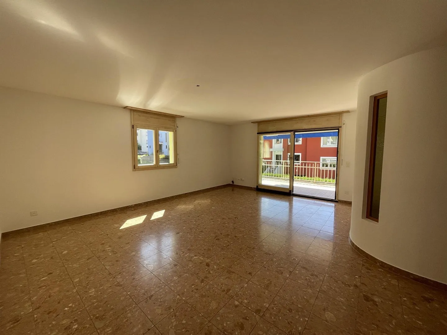 APPARTMENT 4.5 MIT ZWEI PARKPLÄTZEN IN SCHÖNER LAGE - Foto 2 von 9