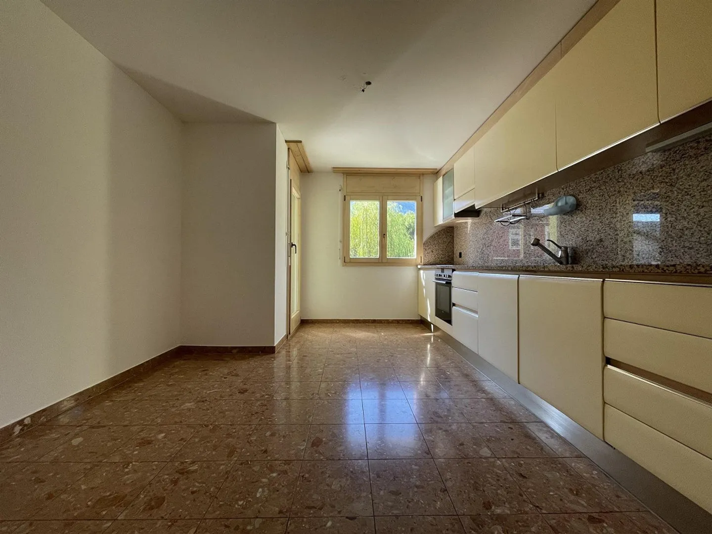 APPARTMENT 4.5 MIT ZWEI PARKPLÄTZEN IN SCHÖNER LAGE - Foto 3 von 9