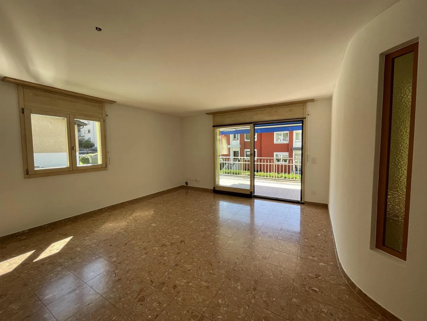 APPARTMENT 4.5 MIT ZWEI PARKPLÄTZEN IN SCHÖNER LAGE - Foto 5 von 9