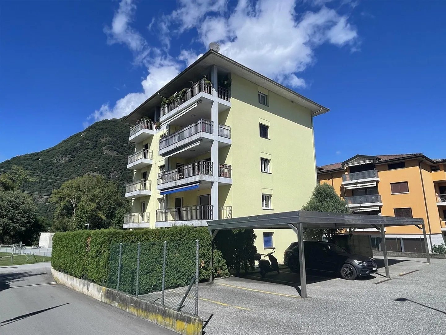 APPARTMENT 4.5 MIT ZWEI PARKPLÄTZEN IN SCHÖNER LAGE - Foto 1 von 9