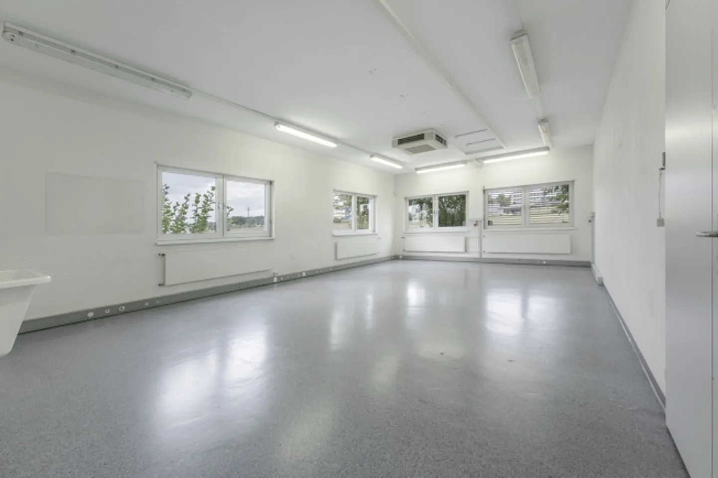 Ampio edificio di magazzino con uffici in una posizione sviluppata - Foto 7 di 13