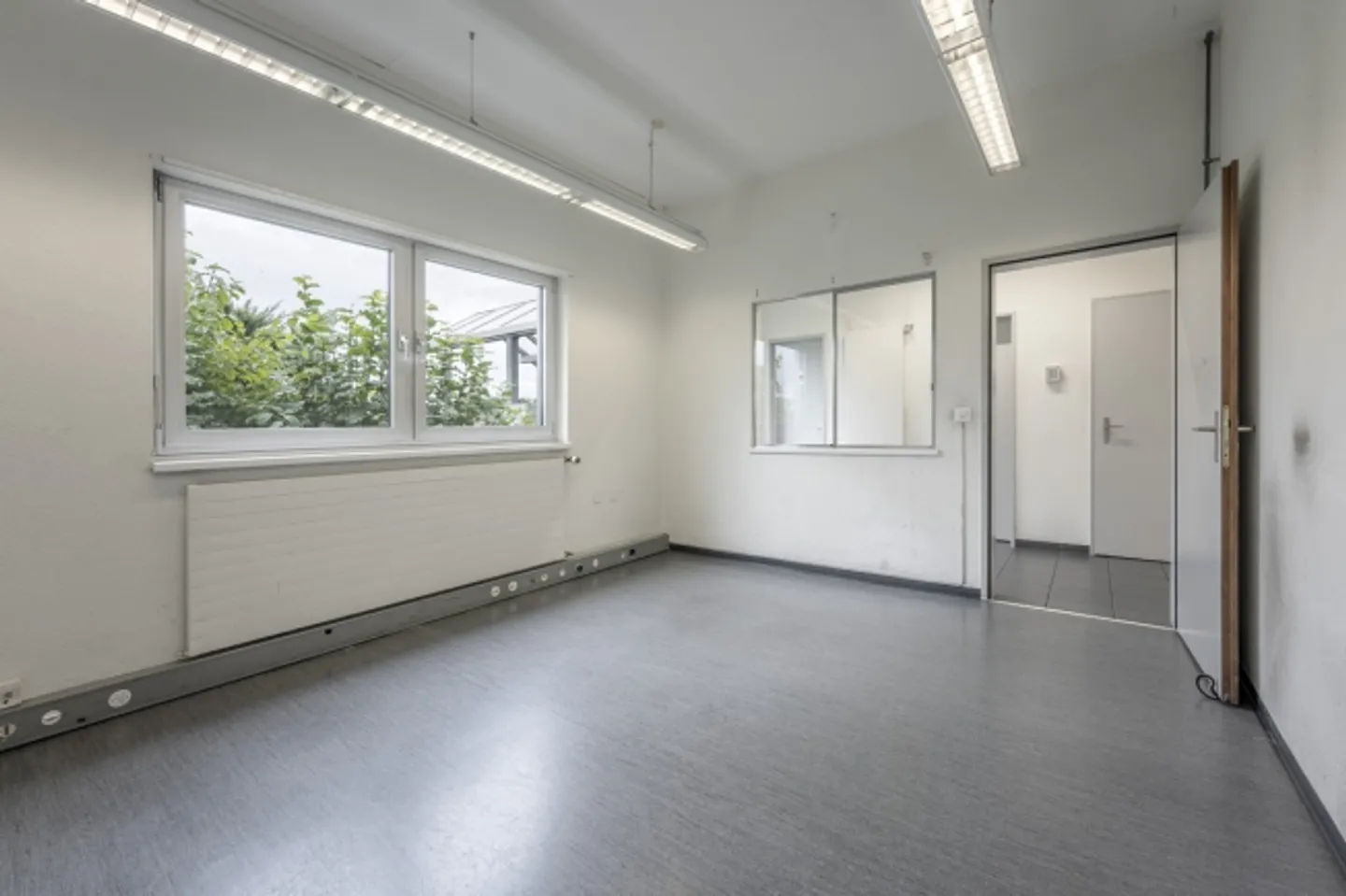Ampio edificio di magazzino con uffici in una posizione sviluppata - Foto 8 di 13