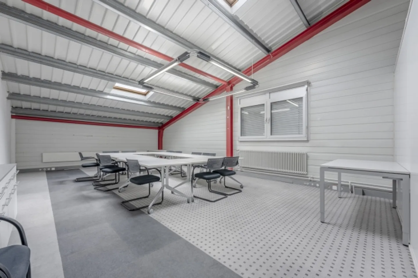 Ampio edificio di magazzino con uffici in una posizione sviluppata - Foto 11 di 13