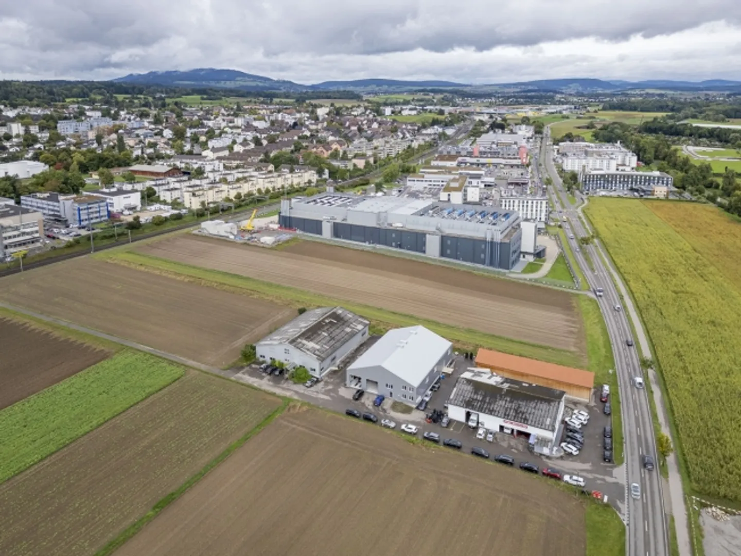 Ampio edificio di magazzino con uffici in una posizione sviluppata - Foto 3 di 13