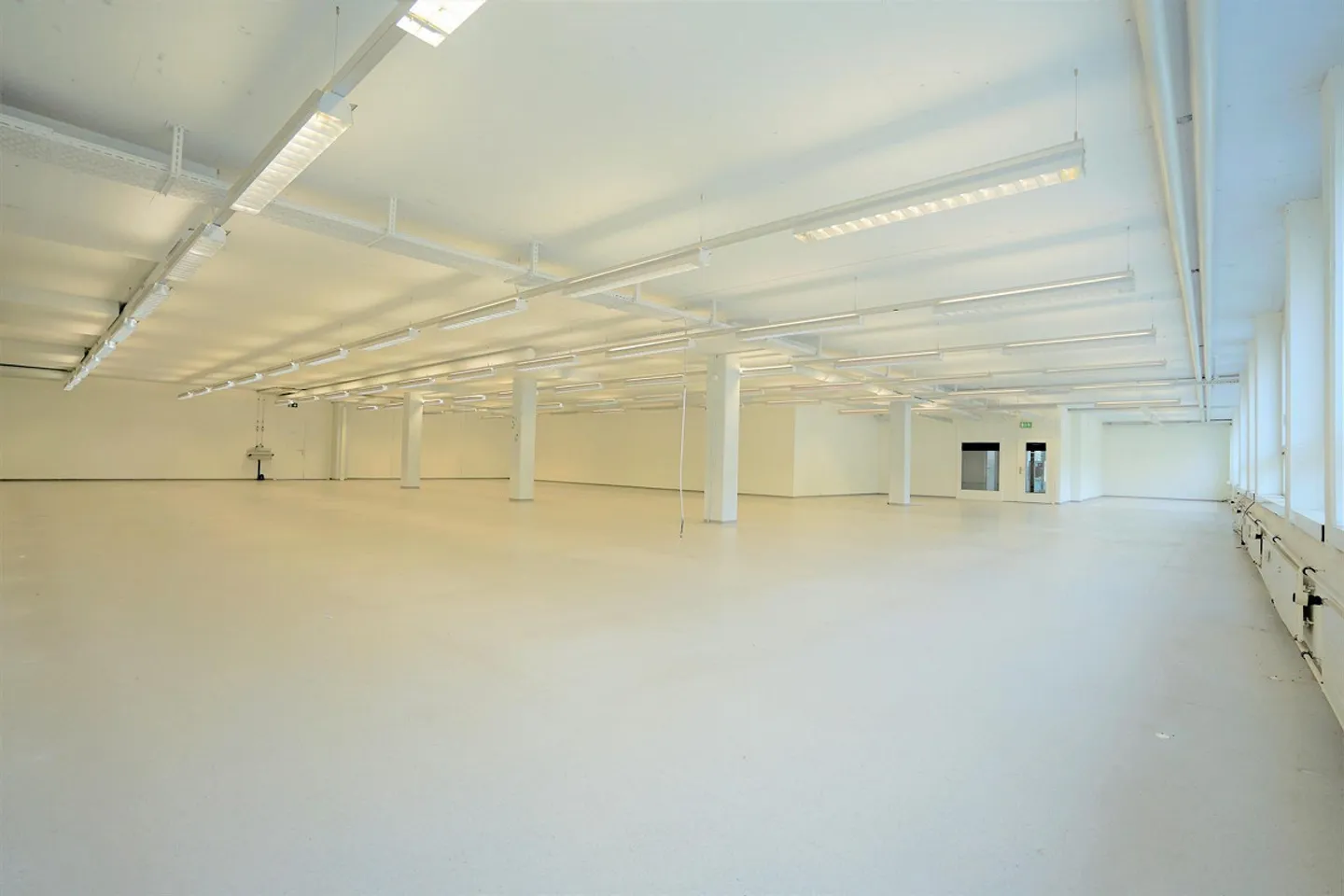 Espace commercial, logistique, bureau ou entrepôt abordable à louer - Photo 8 sur 18