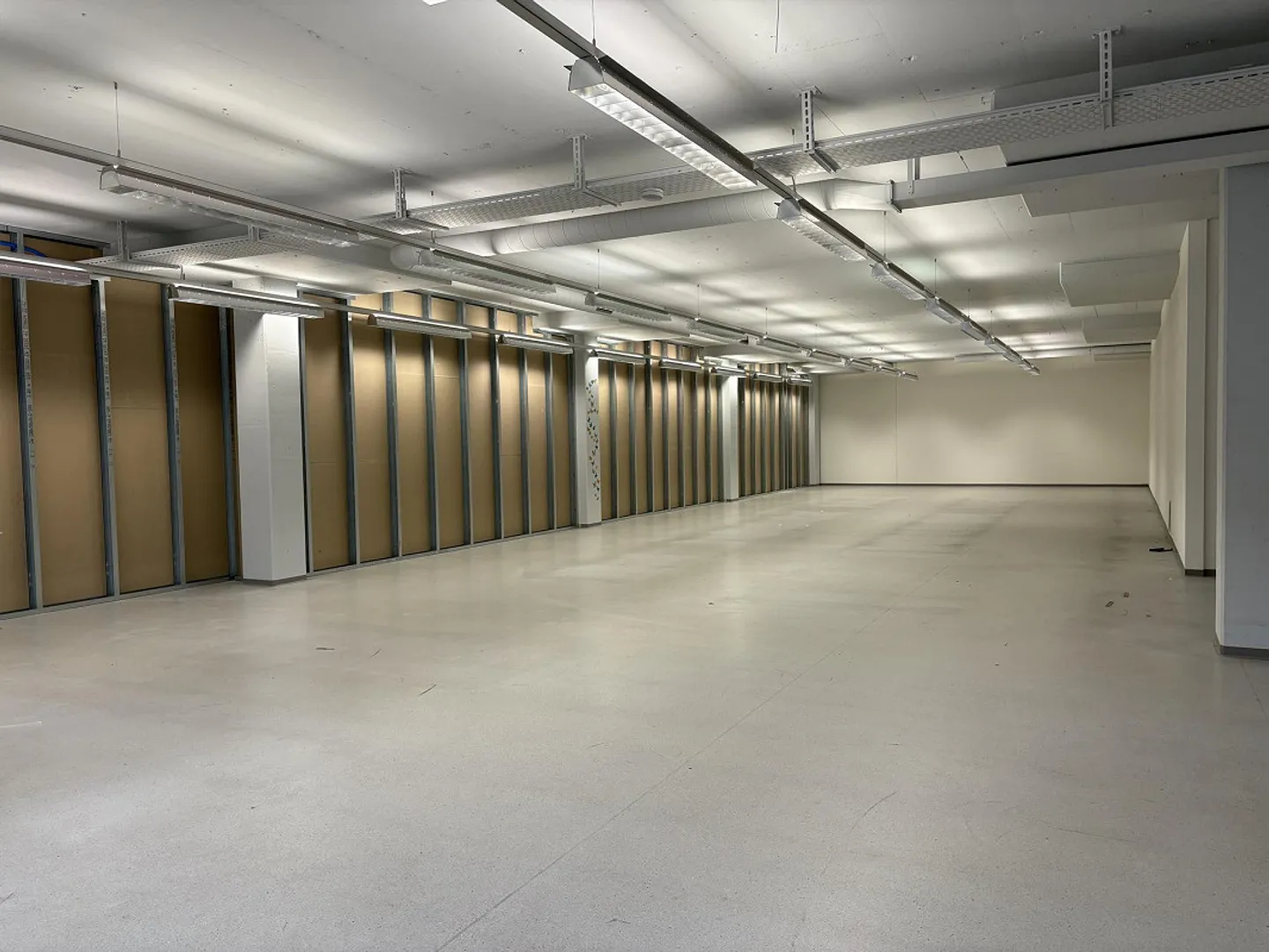 Espace commercial, logistique, bureau ou entrepôt abordable à louer - Photo 11 sur 18