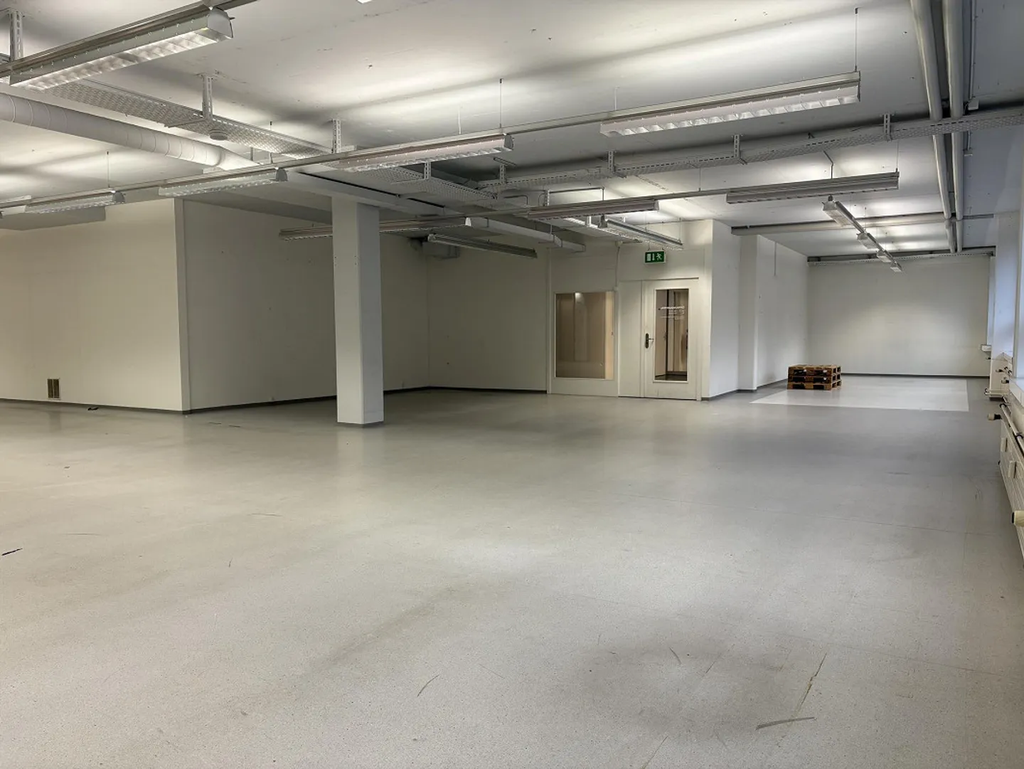 Espace commercial, logistique, bureau ou entrepôt abordable à louer - Photo 14 sur 18